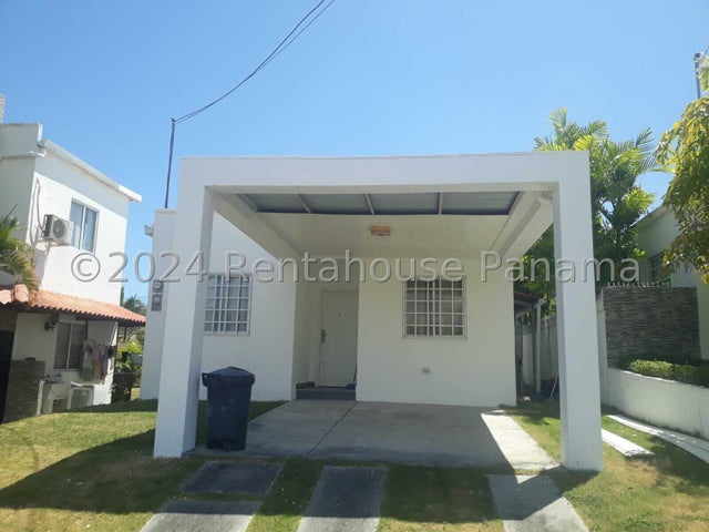 Charming House in Private Residential Near Beaches